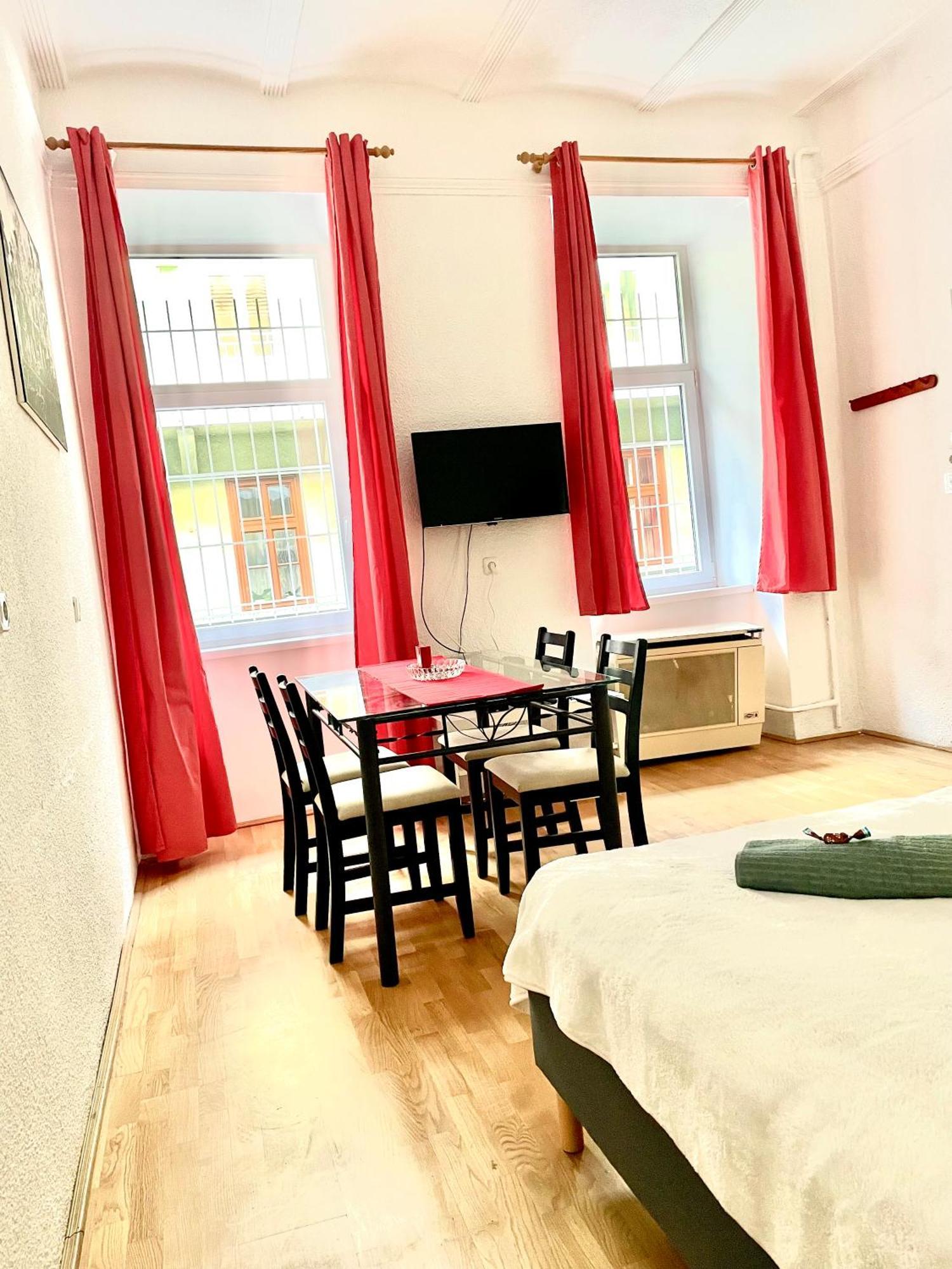 Very Warm Home With Big Bed Near New York Cafe Budapest Extérieur photo