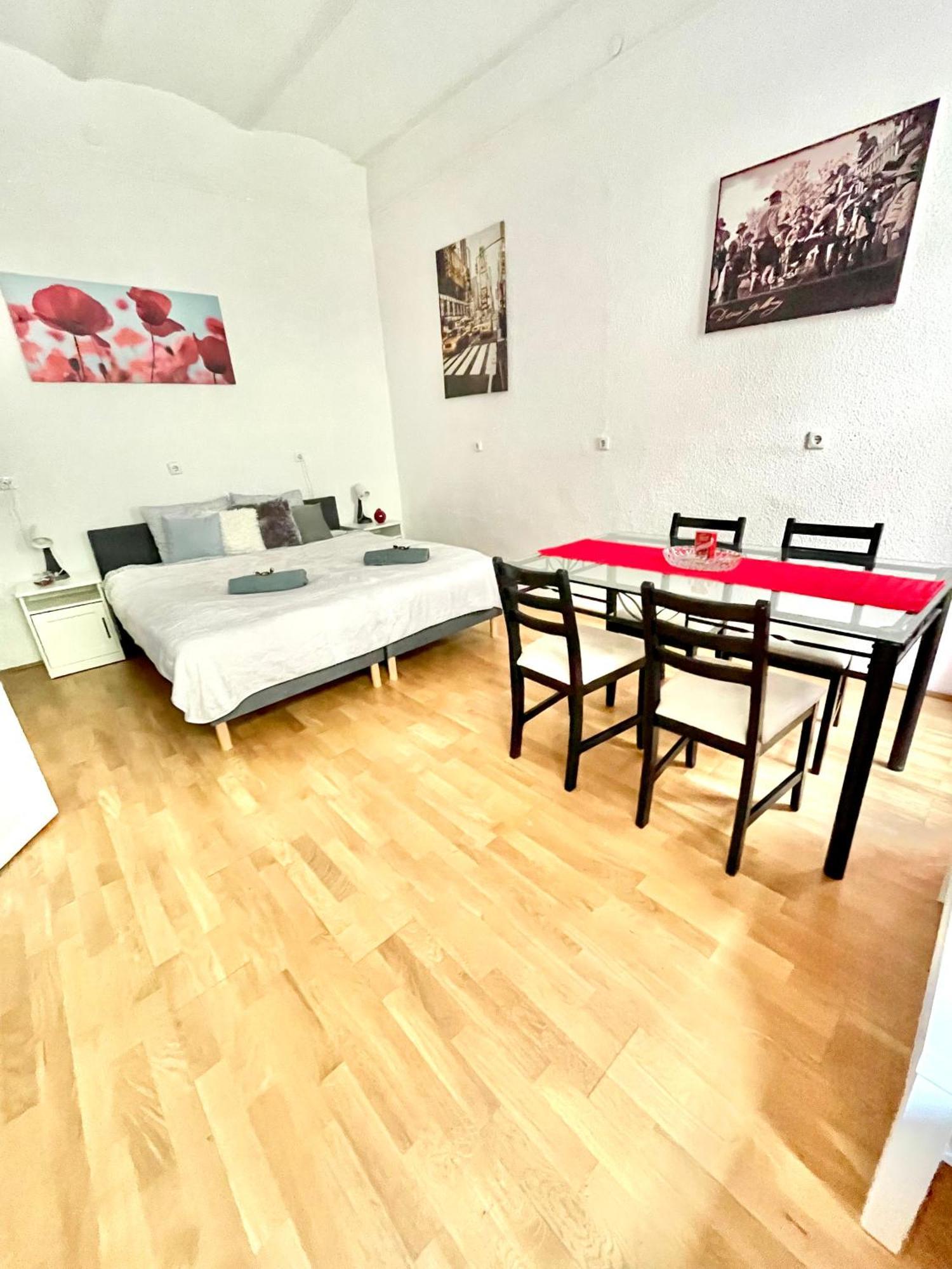 Very Warm Home With Big Bed Near New York Cafe Budapest Extérieur photo