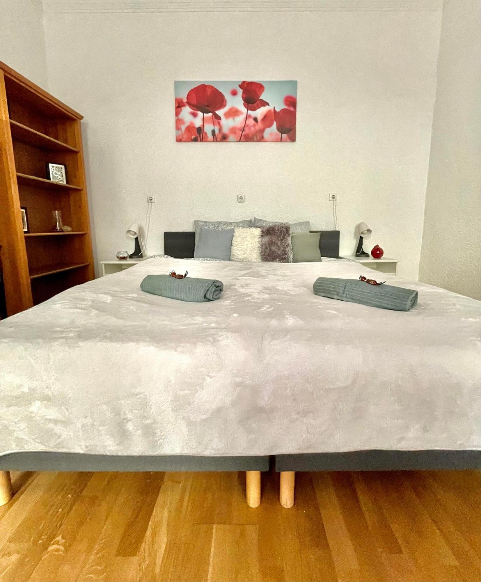 Very Warm Home With Big Bed Near New York Cafe Budapest Extérieur photo