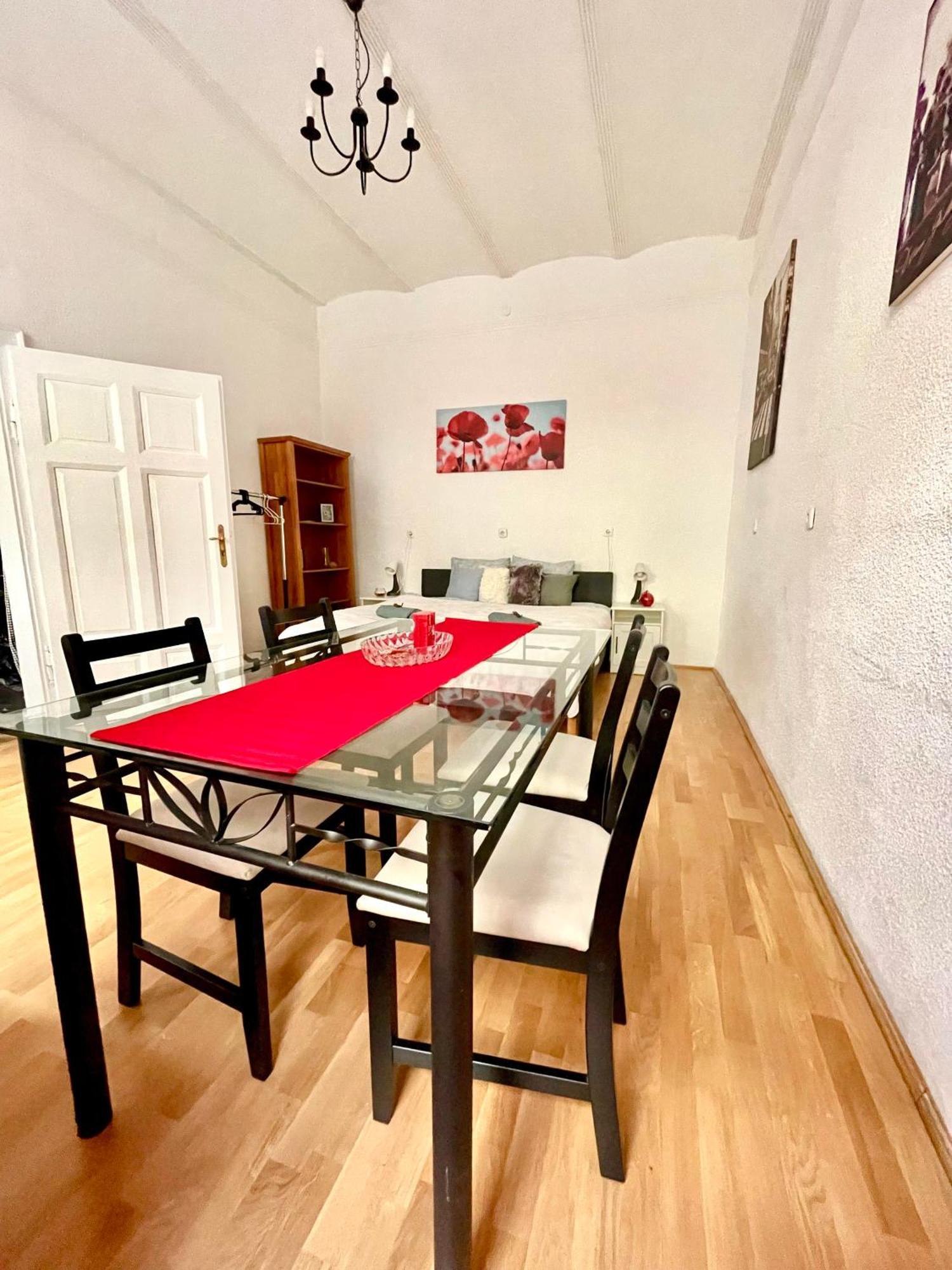 Very Warm Home With Big Bed Near New York Cafe Budapest Extérieur photo